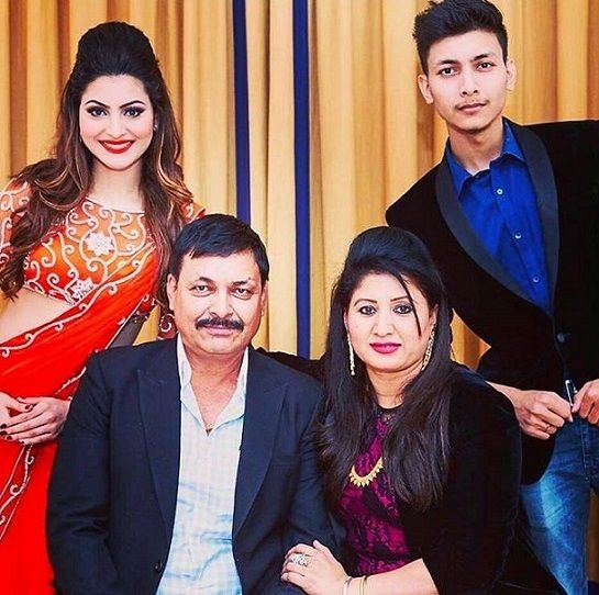  Urvashi Rautela family pics 